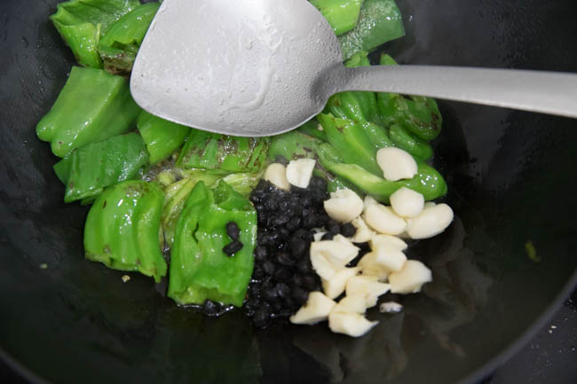 pan-fried peppers with garlic and fermented black beans|chinasichuanfood.com